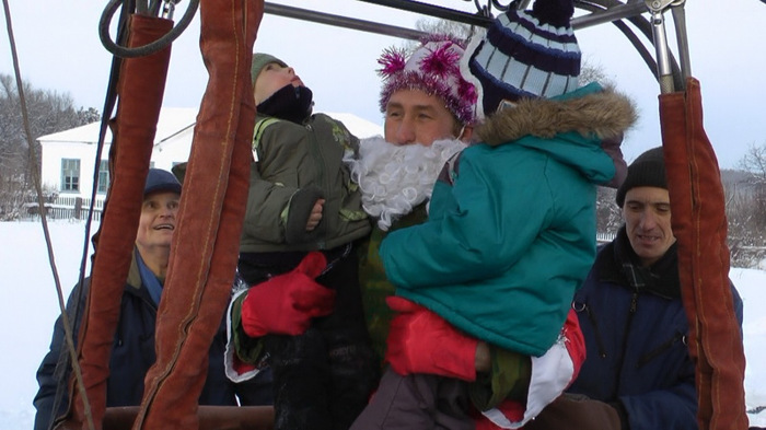 Дед Мороз прилетел в Уджей на воздушном шаре