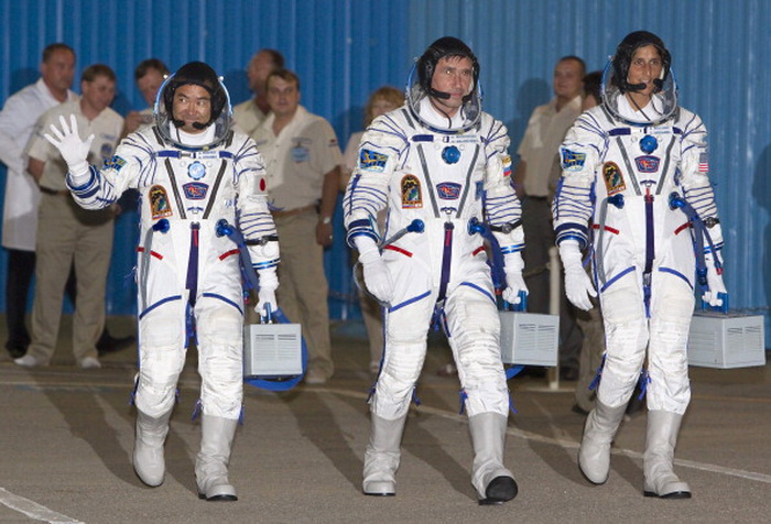 Экипаж МКС готовится к выходу в открытый космос