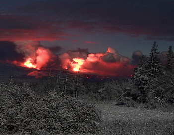 Огненная лава с Плоского Толбачика перекрыла дорогу к вулкану