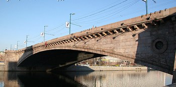 Большой Москворецкий мост в эти дни стал центром внимания