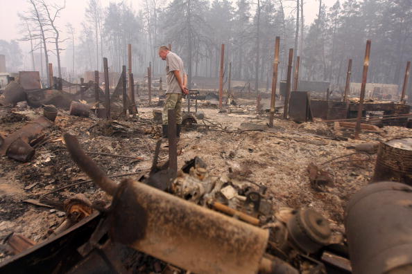 В Луховицком районе Московской области лесной пожар перекинулся на поселки, сгорают дома. Фоторепортаж. Фото: ALEXEY SAZONOV/ALEXEY DRUZHININ/AFP/Getty Images