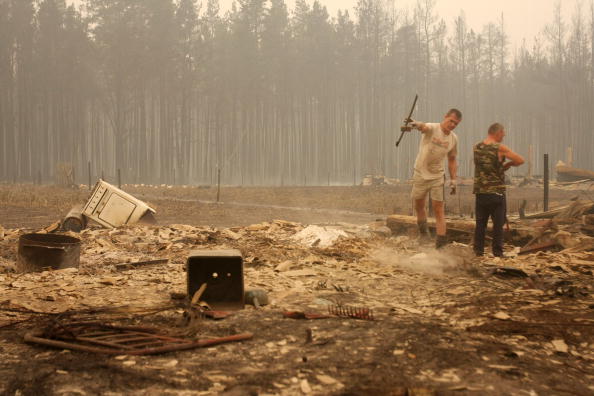 В Луховицком районе Московской области лесной пожар перекинулся на поселки, сгорают дома. Фоторепортаж. Фото: ALEXEY SAZONOV/ALEXEY DRUZHININ/AFP/Getty Images