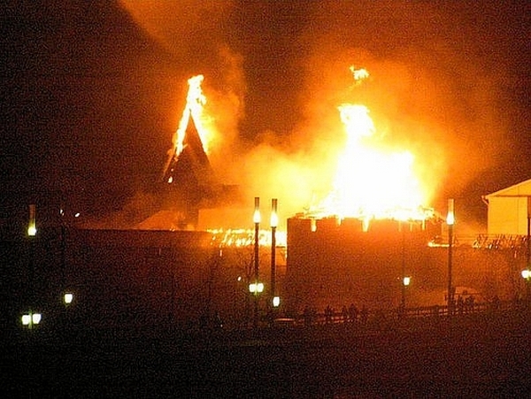 Власьевская башня Псковского Кремля сегодня ночью была объята пожаром. Фоторепортаж