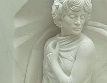 Памятник Людмиле Гурченко открыли на Новодевичьем кладбище
