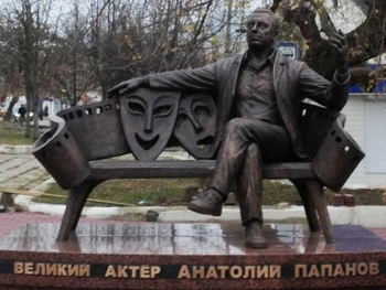 Памятник Анатолию Папанову открыли в Смоленской области