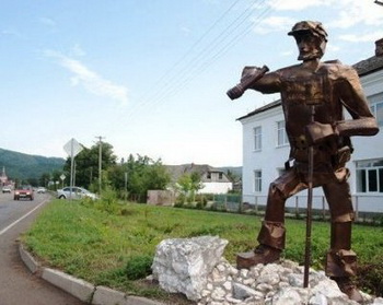 В Адыгее появился памятник одинокому туристу