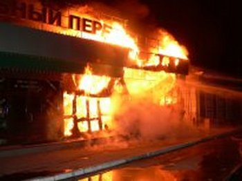 Пожар в Иркутске на вещевом рынке уничтожил торговые ряды на площади 2200 кв. м