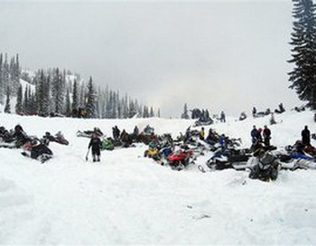 Шесть российских туристов разбились в Альпах, катаясь на снегоходе. Фото: news.bigmir.net