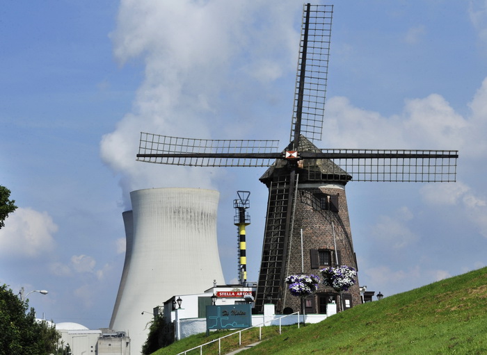 АЭС Дул в 25 км севернее Антверпена (Бельгия) 9 августа 2012 г. Фото: GEORGES GOBET/AFP/GettyImages