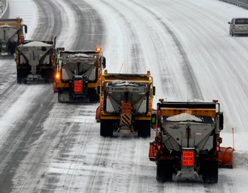 На улицы Москвы вышло 12 тысяч снегоуборочных машин