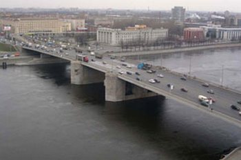 Сухогруз «Глория» столкнулся с опорой Володарского моста. Движение по Володарскому мосту восстановлено