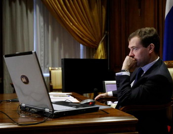 Президент Медведев проведет сегодня прием граждан через Интернет