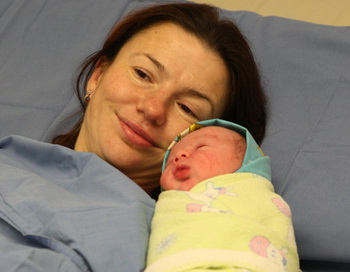 Елена Николаева с новорожденным сыном Петром, который стал семимиллиардным жителем Земли, в родильном зале Калининградского перинатального центра. Фото РИА Новости