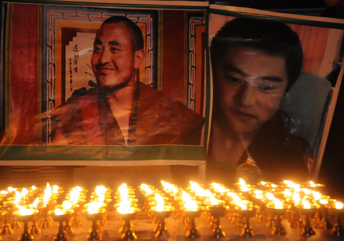 Тысячи тибетцев протестуют против властей Китая