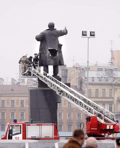 Памятник Ленину в очередной раз взорвали в пригороде Петербурга. Ремонт памятника Ленина, который был поврежден взрывом 1 апреля 2009 года в Санкт-Петербурге. Фото: ELENA PALM/AFP/Getty Images