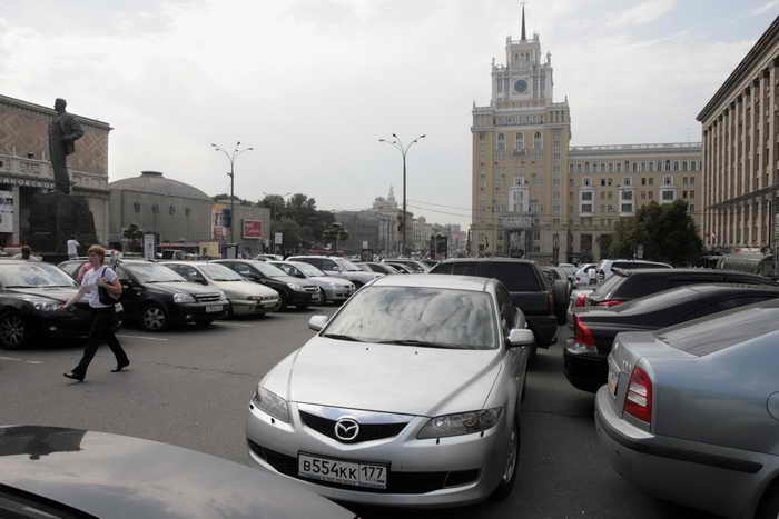  Московским водителям, возможно, в ближайшее время разрешат ездить без номеров в случае, если они были украдены. Фото: NATALIA KOLESNIKOVA/AFP/Getty Images