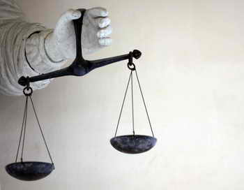 В судах открываются комнаты для мирного разрешения судебных споров. Фото: DAMIEN MEYER/AFP/Getty Images