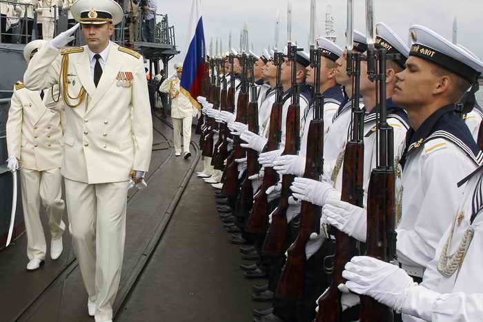 В Балтийске и Кронштадте прошли военные парады в честь 310-летия Балтийского флота. Фото: VLADIMIR RODIONOV/AFP/Getty Images