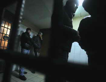 На рынке «Апраксин двор» в Петербурге задержаны 150 мигрантов.  Фото: ANDREY SMIRNOV/AFP/Getty Images