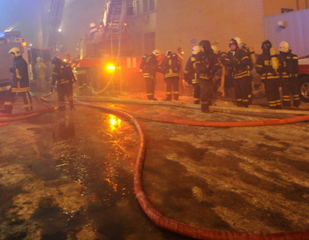 Тушение пожара. Фото: ANDREY SMIRNOV/AFP/Getty Images