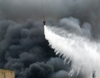 Тушение пожара. Фото: VLADIMIR SUVOROV/AFP/Getty Images