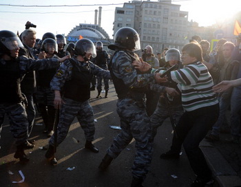 Борьба полиции с оппозицией на «Марше миллионов» 6 мая 2012 года. Фото: ANDREY SMIRNOV/AFP/GettyImages