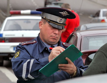 За парковку автомобилей в неустановленном месте увеличены штрафы. Фото: 18.unise.ru/news