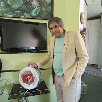 Продюсер Бари Алибасов демонстрирует свою квартиру. Фото РИА Новости