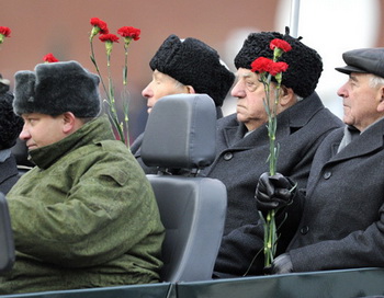Ветераны на торжественном марше в честь парада 1941 года на Красной площади. Фото РИА Новости