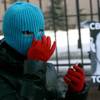 Одиночные пикеты в поддержку участниц группы Pussy Riot. Фото РИА Новости