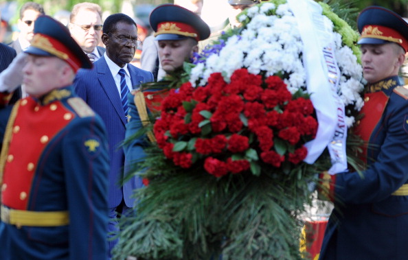 Фоторепортаж о  президенте  Гвинеи Теодоро Обианге, возлагающего венок к могиле неизвестного солдата в Москве. Фото: DMITRY ASTAKHOV/NATALIA KOLESNIKOVA/AFP/Getty Images