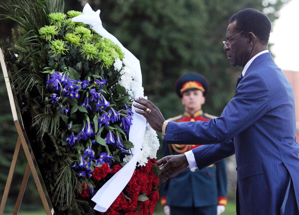 Фоторепортаж о  президенте  Гвинеи Теодоро Обианге, возлагающего венок к могиле неизвестного солдата в Москве. Фото: DMITRY ASTAKHOV/NATALIA KOLESNIKOVA/AFP/Getty Images
