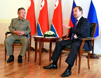 Медведев и Ким Чен Ир договорились о транзите газа через КНДР. Фото: DMITRY ASTAKHOV / RIA NOVOSTI / AFP