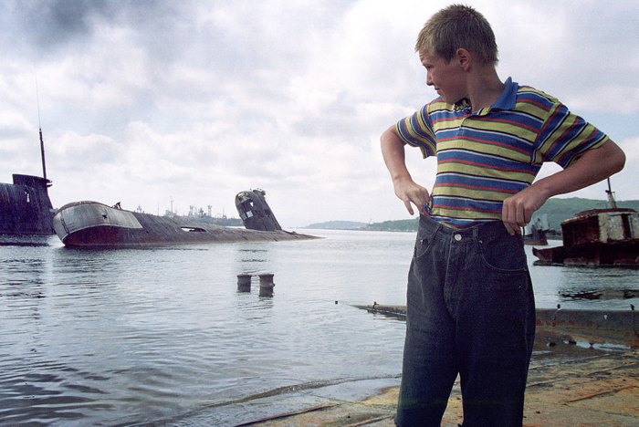 Мальчик играет у кладбища подводных лодок во Владивостоке. Фото: Oleg Nikishin/Newsmakers