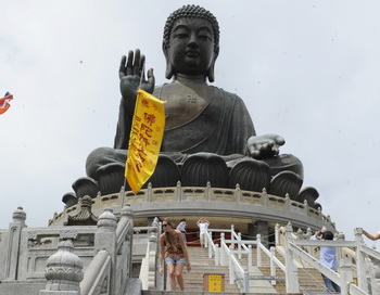 Самая высокая статуя Будды в настоящее время, установленная в Гонконге 8 мая 2011 года. Фото: ANTONY DICKSON/AFP/Getty Images