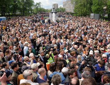 Оппозиция на Бульварном кольце во время «Контрольной прогулки» 13 мая 2012 года. Фото: KIRILL KUDRYAVTSEV/AFP/GettyImages