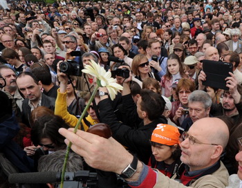 Писатель Борис Акунин в ходе Контрольной прогулки в Москве 13 мая. Фото: KIRILL KUDRYAVTSEV/AFP/GettyImages