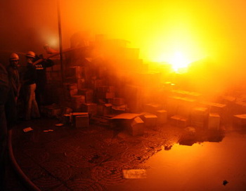 Пожар на складе. Фото: SAM PANTHAKY/AFP/Getty Images