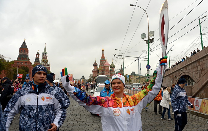 Трёхкратная чемпионка мира и двукратная олимпийская чемпионка по спортивной гимнастике Светлана Хоркина несёт Олимпийский факел. Москва, 7 октября 2013 года. Фото: KIRILL KUDRYAVTSEV/AFP/Getty Images