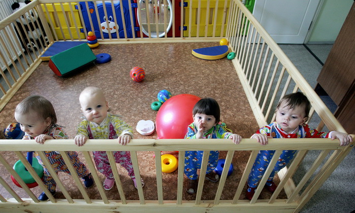Семьи, усыновившие пять московских детей, получат в Москве квартиру. Фото: MAXIM MARMUR/AFP/Getty Images
