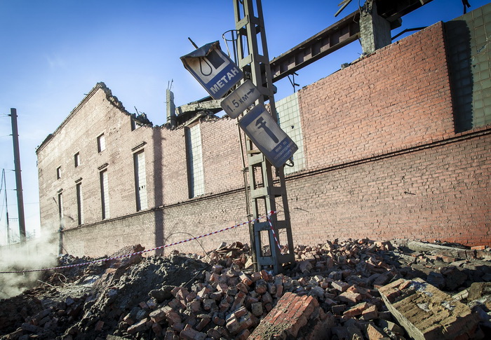 Стена склада концентратов Челябинского цинкового завода, который был повреждён в результате ударной волны от метеорита в Челябинске 15 февраля 2013 года. Фото: OLEG KARGOPOLOV/AFP/Getty Images