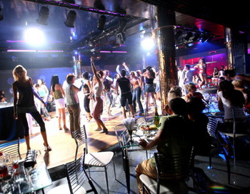 В Санкт-Петербурге детям до 18 лет запретили ходить в бары по ночам
