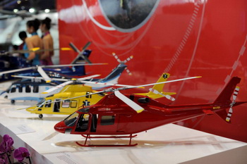 Модели вертолетов на выставке. Будет создан новый аппарат, обладающий наибольшей взлётной массой, до 10,6 т. Фото: STR/AFP/Getty Images