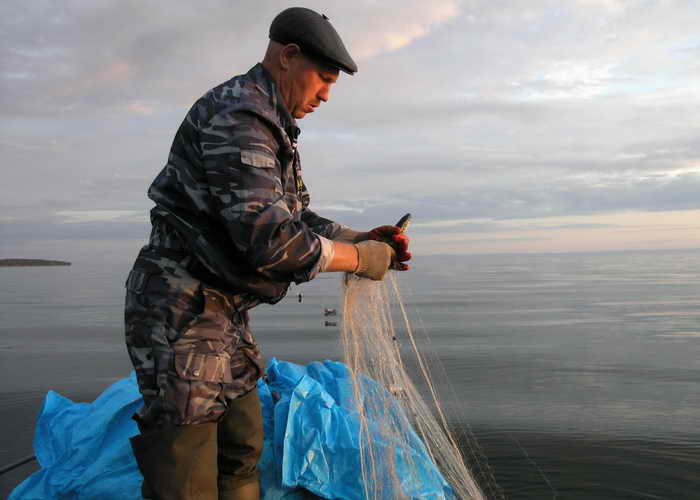  В бухте Листвянская на Байкале затонул маломерный катер, в последнюю минуту рыбакам удалось спастись. Фото: Eleonore DERMY/AFP/Getty Images 