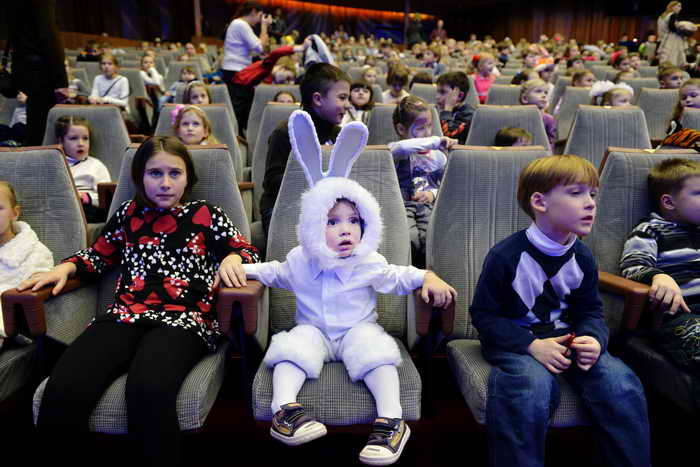 Количество детей-сирот в России стало сокращаться. Фото: NATALIA KOLESNIKOVA/AFP/Getty Images