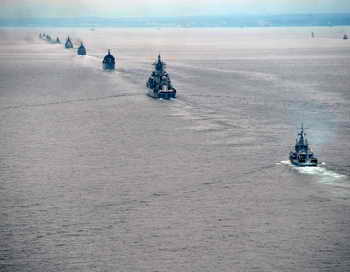 Военные корабли в океане. Фото: ALEXEI NIKOLSKY/AFP/Getty Images