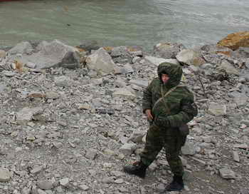 Продолжаются попытки найти оставшихся пятерых пограничников ФСБ РФ. Фото: ALEXANDER NEMENOV/AFP/Getty Images 