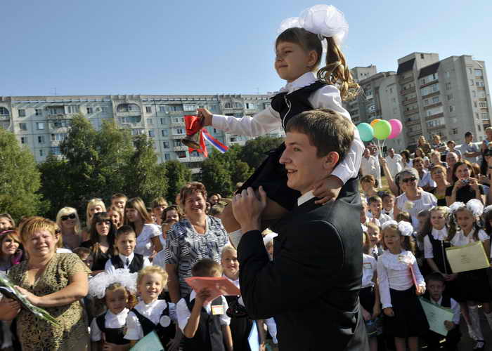   Для первоклассников в День знаний прошла первая в их жизни школьная линейка. Более 13,5 миллиона детей сядут за парты российских школ. Фото: MIKHAIL MORDASOV/AFP/Getty Images