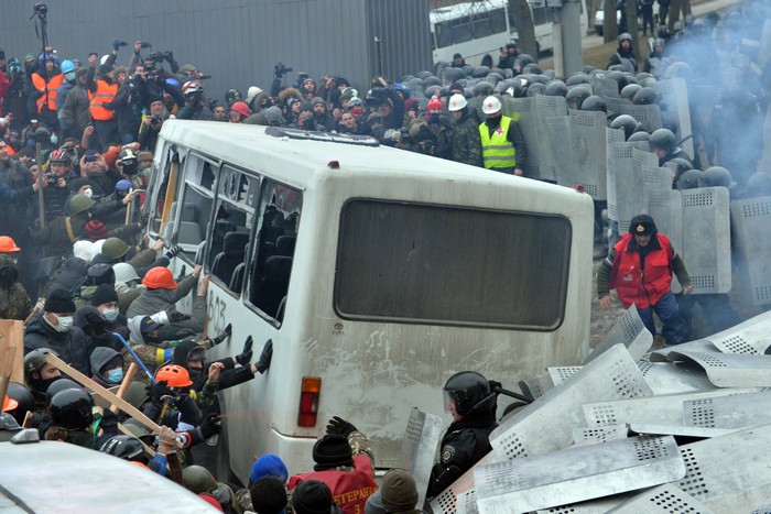 Столкновения демонстрантов с полицией 19 января 2014 года во время митинга оппозиции в центре  Киева. Фото: SERGEI SUPINSKY/AFP/Getty Images