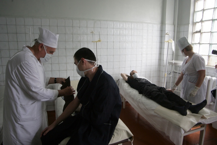 Московские наблюдатели просят разрешить заключённым пользоваться услугами платной медицины. Фото: ALEXANDER KHUDOTEPLY/AFP/Getty Images